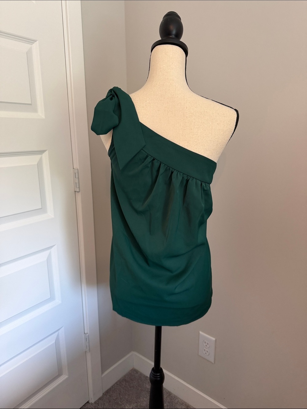 One-Shoulder Emerald Green Bow Top - Picture 4 of 4